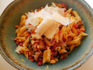 pasta champignons spinazie serrano ham pijnboompitjes parmezan